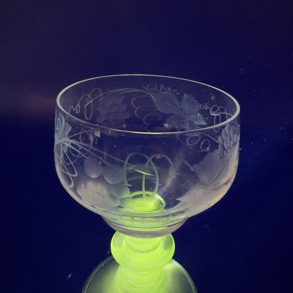 Vintage German Roemer Goblet Etched Beehive Manganese 365nm Green UV Glow Cup - Picture 2 of 13